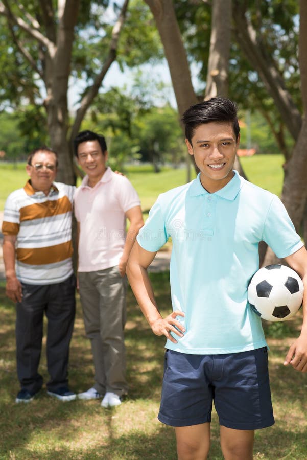 Adolescente com bola de futebol fotografia de stock Adolescente com bola de futebol fotografia de stock