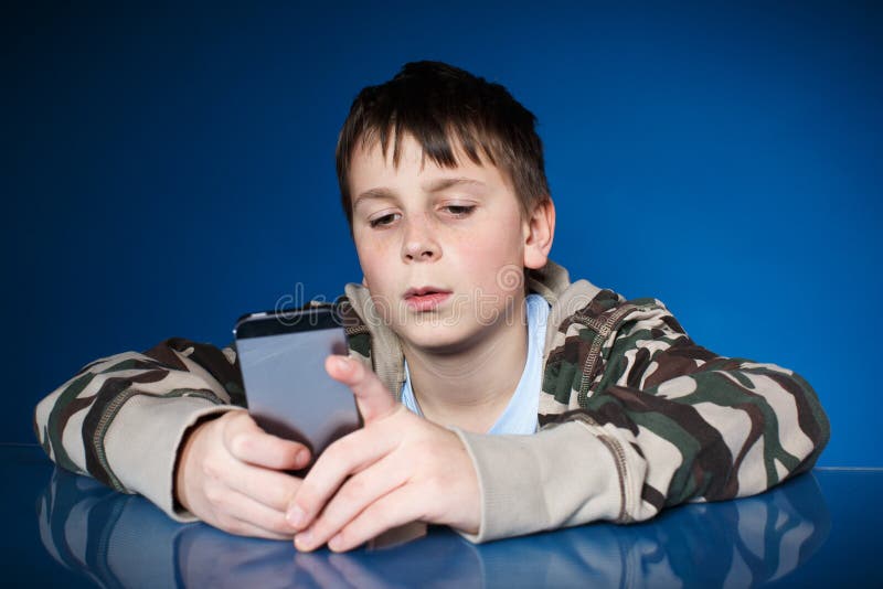 Adolescente com telefone à disposição fotografia de stock Adolescente com telefone à disposição fotografia de stock
