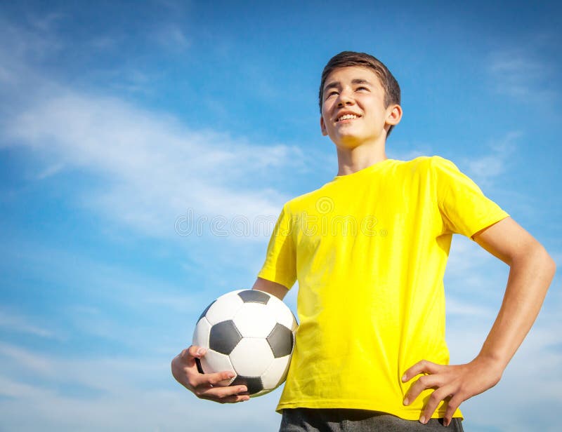 43,644 Fotos de Stock de Menino Com Uma Bola De Futebol - Fotos de