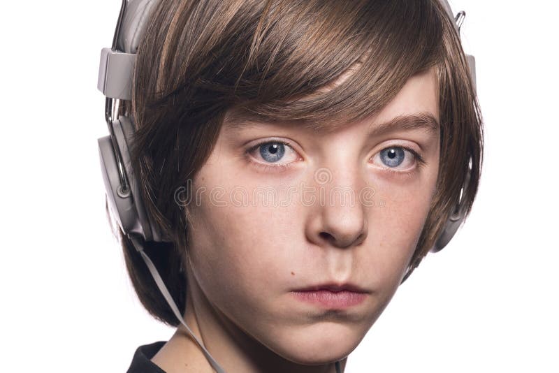 Adolescente con cuffie isolate su bianco fotografia stock libera da diritti