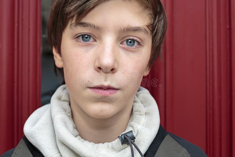 Adolescente con fondo rosso immagine stock libera da diritti