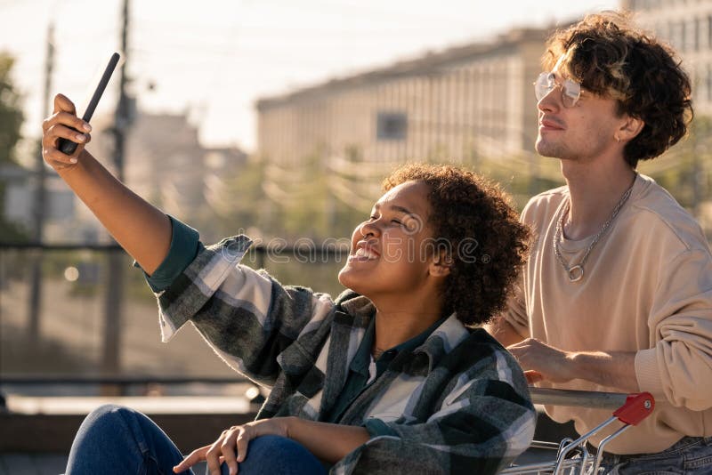 Adolescente Con Smartphone Haciendo Selfie Con Su Novio Foto De Archivo Imagen De Disfrutar 