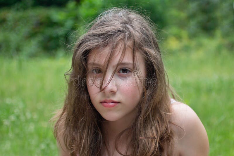 Adolescente contre le Vert photographie stock libre de droits