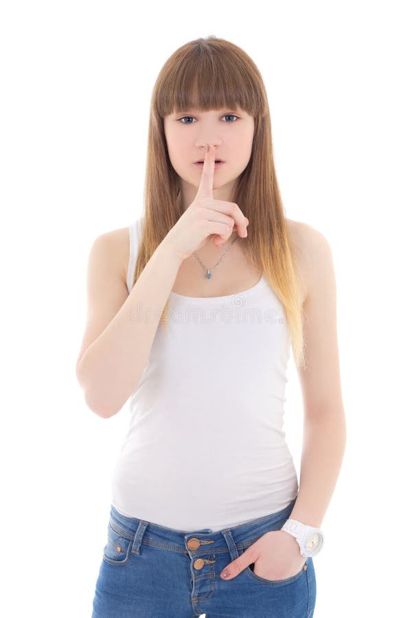Adolescente dans le T-shirt blanc avec le doigt sur des lèvres d'isolement sur W photographie stock libre de droits Adolescente dans le T-shirt blanc avec le doigt sur des lèvres d'isolement sur W photographie stock libre de droits