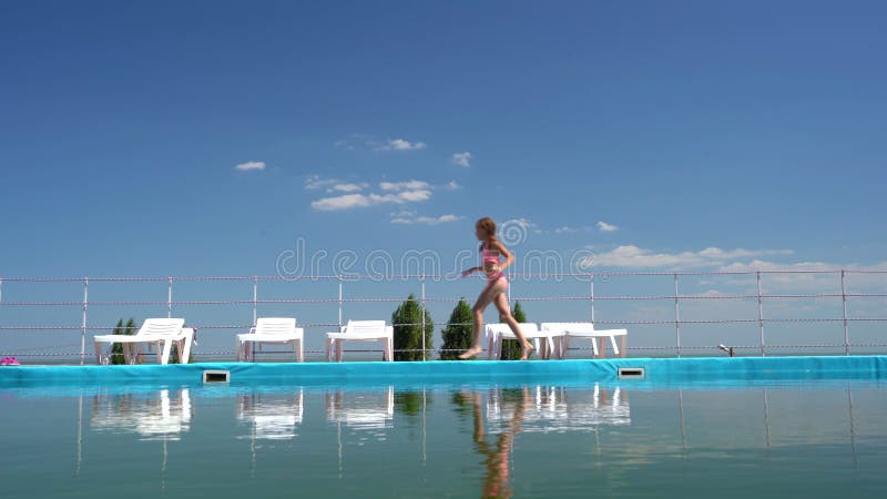 Adolescente De Biquíni Corre Ao Longo Da Piscina No Céu Filme - Vídeo de beleza, paisagem: 194183790