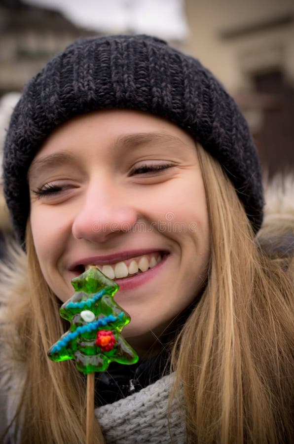 Adolescente de sourire avec la lucette image stock Adolescente de sourire avec la lucette image stock