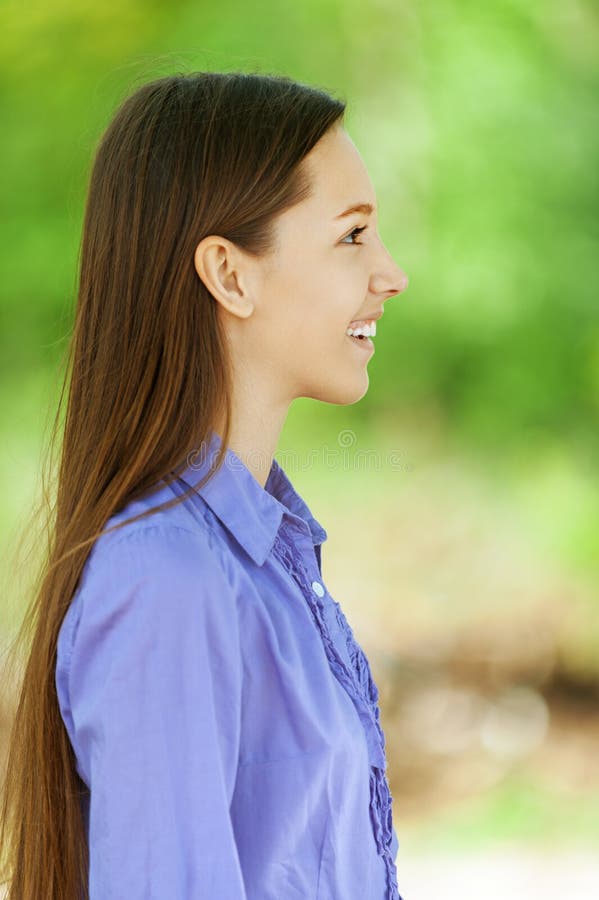 Adolescente de sourire dans la chemise bleue images stock Adolescente de sourire dans la chemise bleue images stock