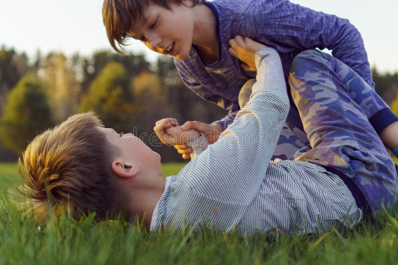 Um Menino Com O Pai Na Sala De Jogo Com Muitas Bolas Coloridas Pequenas  Imagem de Stock - Imagem de pouco, partido: 102012247