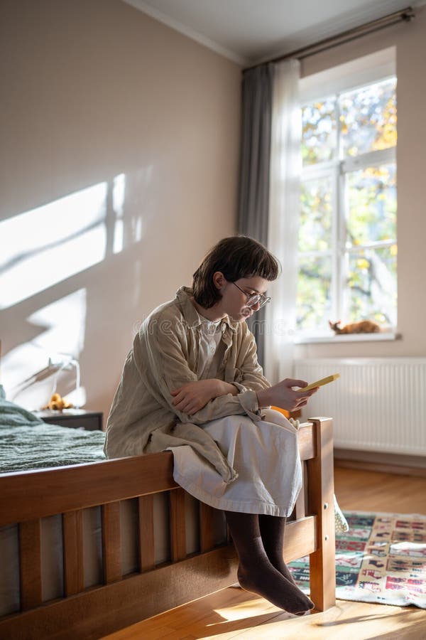 Adolescente déprimée obsédée par le téléphone portable rester à la maison se sentir seul rejeté malheureux photographie stock libre de droits