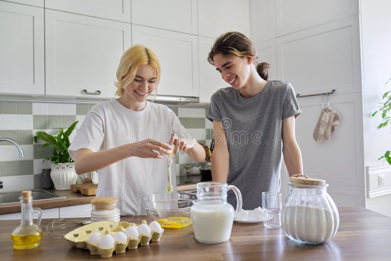 Adolescente E Garota Cozinhando Panquecas No Fogão Da Cozinha Juntos Foto  de Stock - Imagem de sorrir, aprendizagem: 215278464