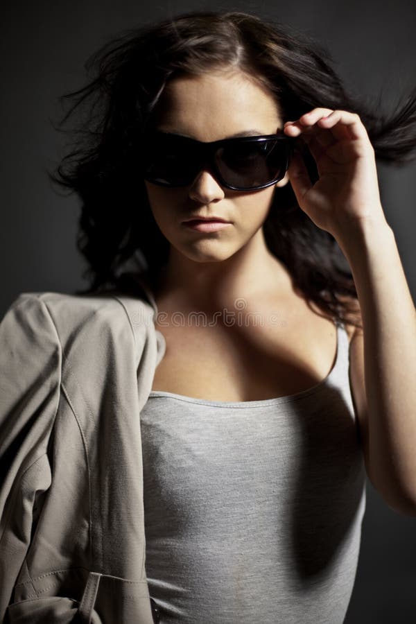 Adolescente elegante nos óculos de sol fotografia de stock royalty free Adolescente elegante nos óculos de sol fotografia de stock royalty free