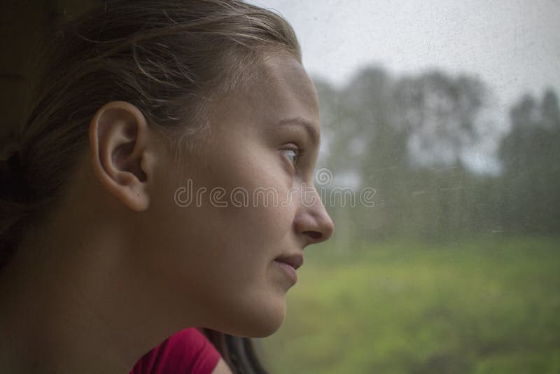 Adolescente en el tren fotografía de archivo Adolescente en el tren fotografía de archivo