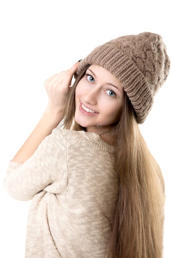 Adolescente essayant sur le chapeau tricoté images libres de droits Adolescente essayant sur le chapeau tricoté images libres de droits