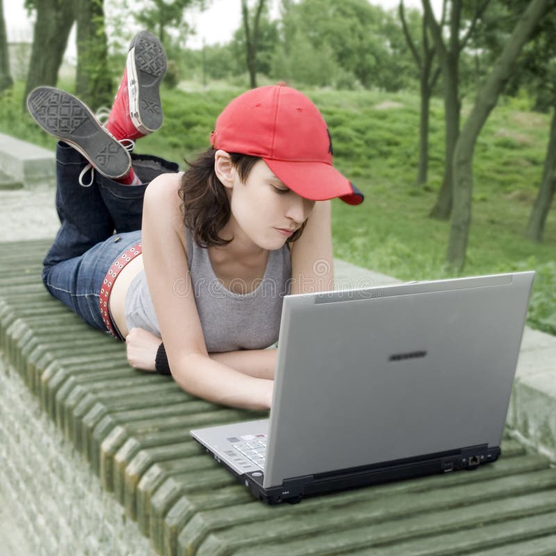 Garota Feliz Sentada Na Grama Verde Com Laptop. Iniciar. Jogo De Computador  Infantil. De Volta à Escola. Educação Online Imagem de Stock - Imagem de  laptop, surpreendido: 196903861