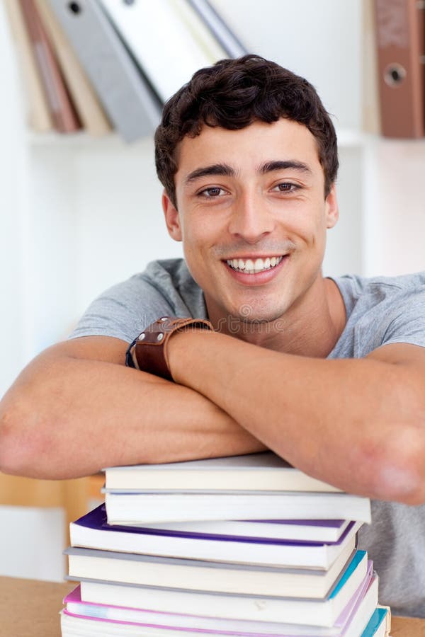 Adolescente feliz estudando muitos livros fotos de stock Adolescente feliz estudando muitos livros fotos de stock