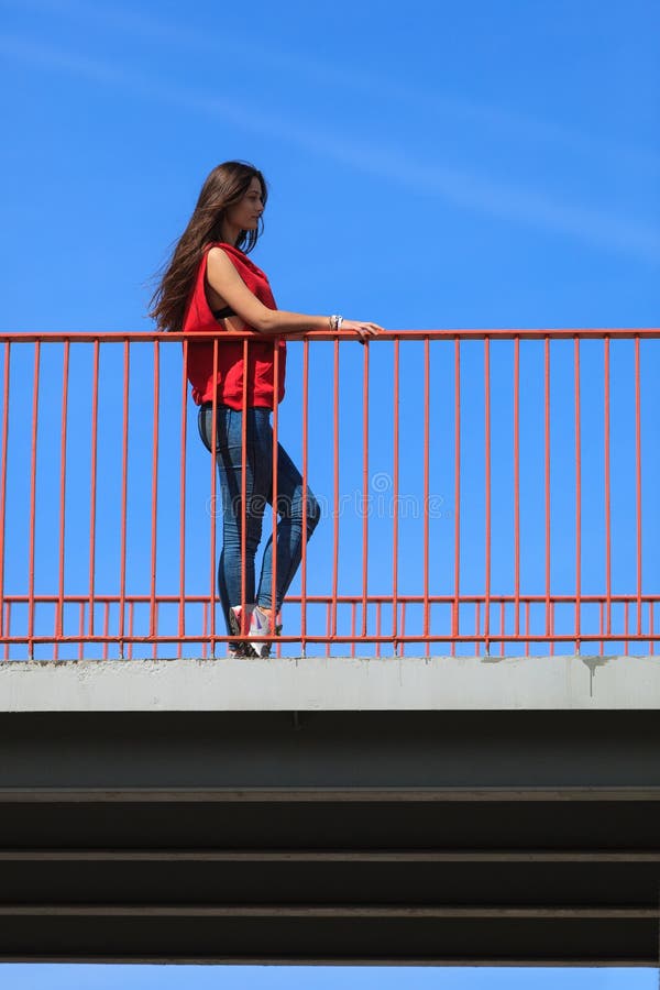 Adolescente fresco d'avanguardia sul ponte urbano immagine stock Adolescente fresco d'avanguardia sul ponte urbano immagine stock
