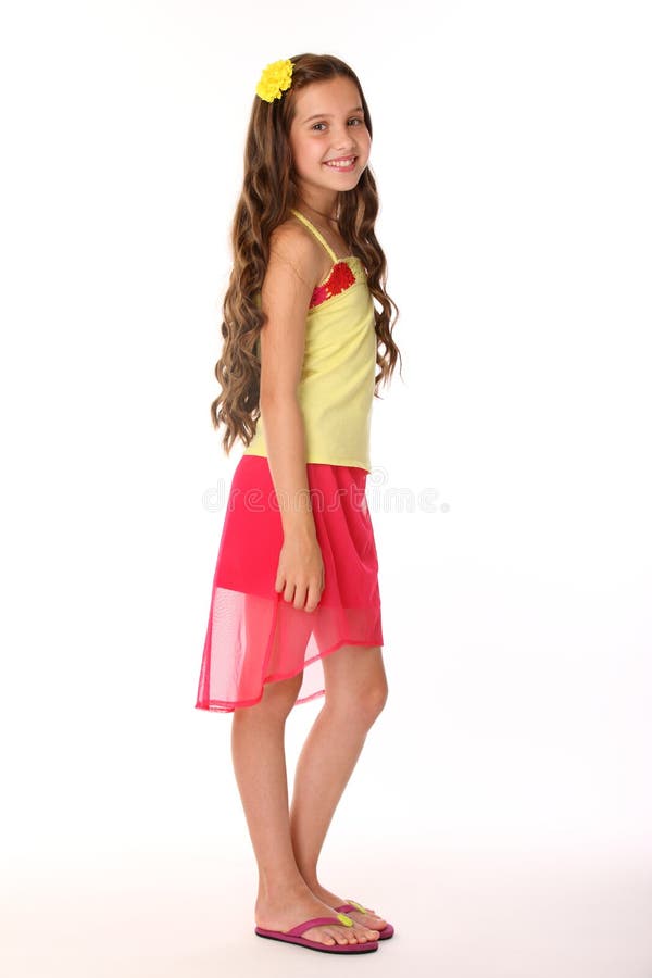 Adolescente heureuse de belle brune la jeune sourit et se tient avec les jambes nues photo stock