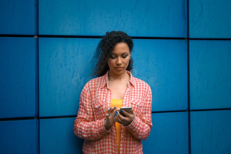Adolescente intimidé par le message textuel au téléphone portable image libre de droits Adolescente intimidé par le message textuel au téléphone portable image libre de droits