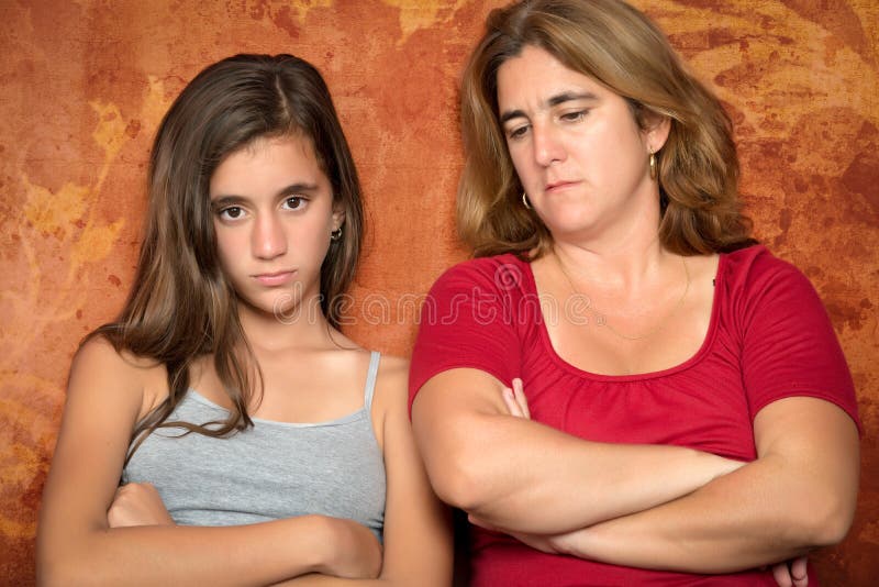 Adolescente irritado e sua mãe preocupada imagens de stock Adolescente irritado e sua mãe preocupada imagens de stock