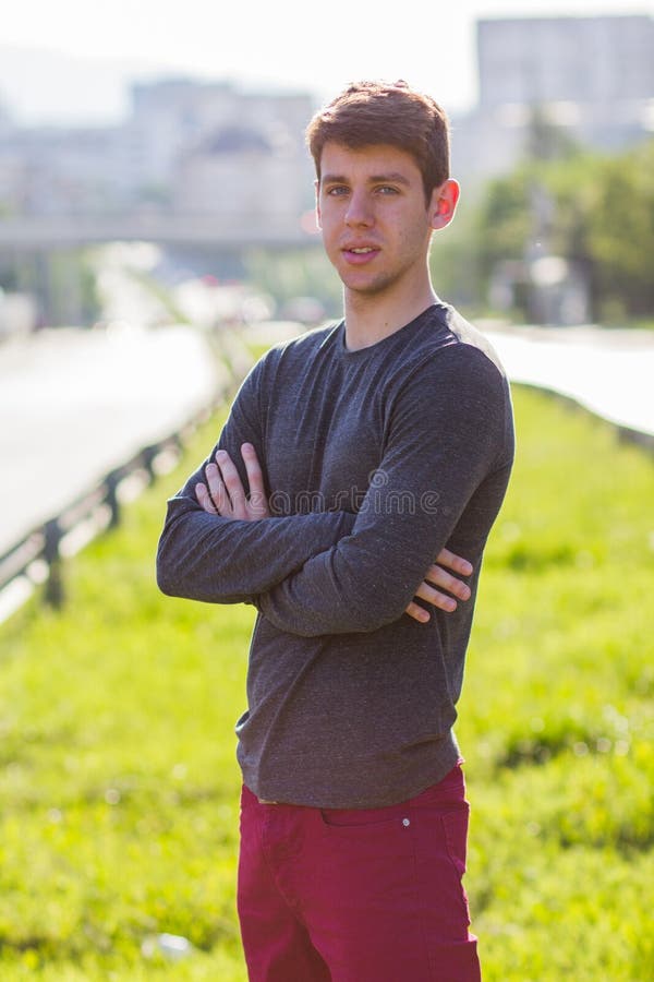 Adolescente maschio bello in camicia grigia all'aperto fotografia stock libera da diritti Adolescente maschio bello in camicia grigia all'aperto fotografia stock libera da diritti
