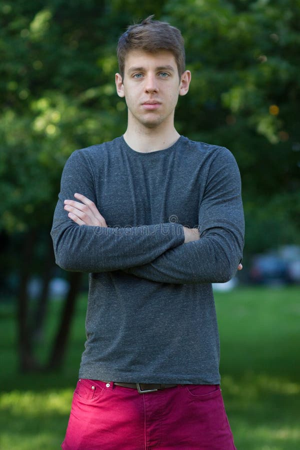 Adolescente masculino hermoso en camisa gris al aire libre imagenes de archivo Adolescente masculino hermoso en camisa gris al aire libre imagenes de archivo