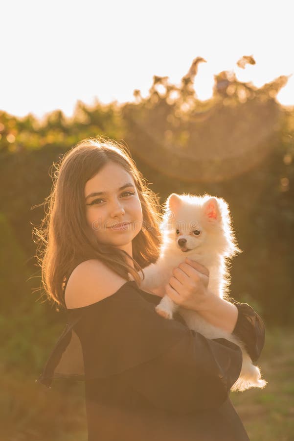 Adolescente Bonito Da Menina 10-11 Anos Que Guardam Um Gato Foto de Stock -  Imagem de longo, povos: 72766462