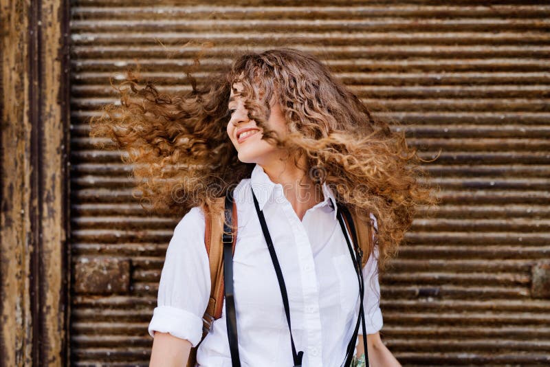 Adolescente novo bonito na cidade velha fotos de stock Adolescente novo bonito na cidade velha fotos de stock