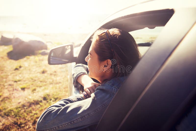 Adolescente o giovane donna felice in automobile