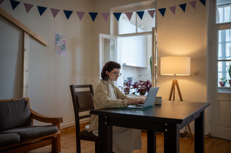 Adolescente pensive passer du temps à la maison en utilisant un ordinateur portable travailler comme pigiste étudier en ligne photos stock