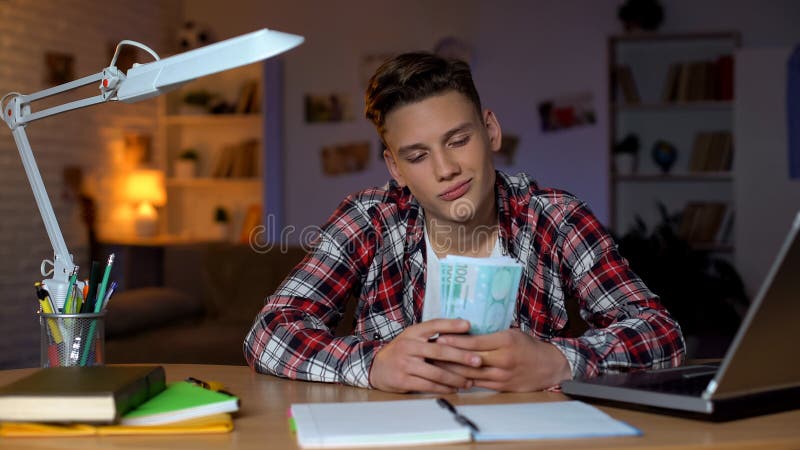 Adolescente que conta as euro- c?dulas que pensam sobre a compra nova, sonhando foto de stock Adolescente que conta as euro- c?dulas que pensam sobre a compra nova, sonhando foto de stock