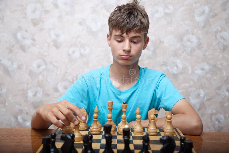 Foto de Adolescente Que Joga A Xadrez Sozinho e mais fotos de