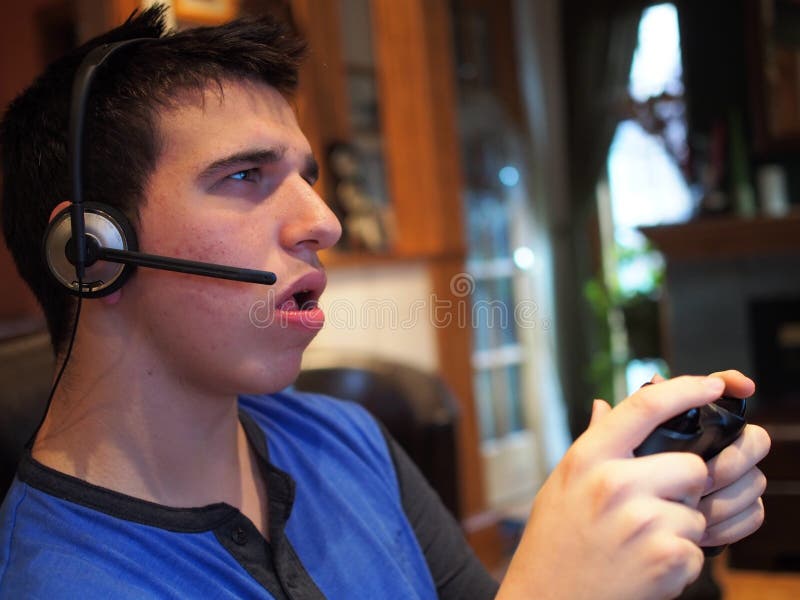 Adolescente que juega al videojuego fotos de archivo Adolescente que juega al videojuego fotos de archivo