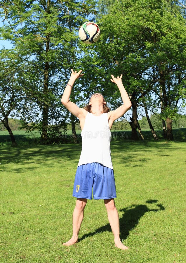 Adolescente que juega a voleibol fotografía de archivo Adolescente que juega a voleibol fotografía de archivo