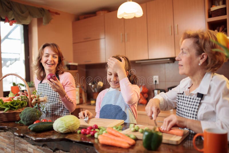 Adolescente Que Prepara La Comida Que Ayuda a Su Madre Y Su Abuela En Cocina Imagen de archivo - Imagen de padre, ayudar: 174116313