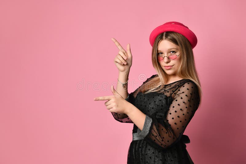 Adolescente Rubio Con Gafas De Sol Vestido Negro Y Sombrero Rojo. Ella Sonriendo Señalando Algo Posando Sobre Un Fondo Rosado. Cer Foto de archivo - Imagen de cierre, mirada: 176695974 Adolescente Rubio Con Gafas De Sol Vestido Negro Y Sombrero Rojo. Ella Sonriendo Señalando Algo Posando Sobre Un Fondo Rosado. Cer Foto de archivo - Imagen de cierre, mirada: 176695974