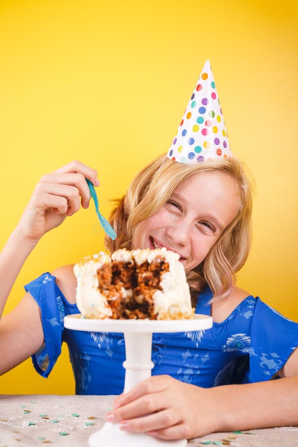 Adolescente s'amusant après avoir ruiné le gâteau d'anniversaire Un p images libres de droits Adolescente s'amusant après avoir ruiné le gâteau d'anniversaire Un p images libres de droits