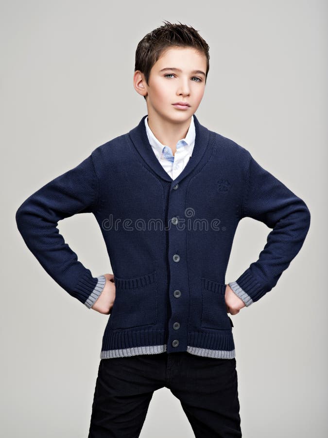 Adolescente seguro que levanta no estúdio imagem de stock royalty free Adolescente seguro que levanta no estúdio imagem de stock royalty free