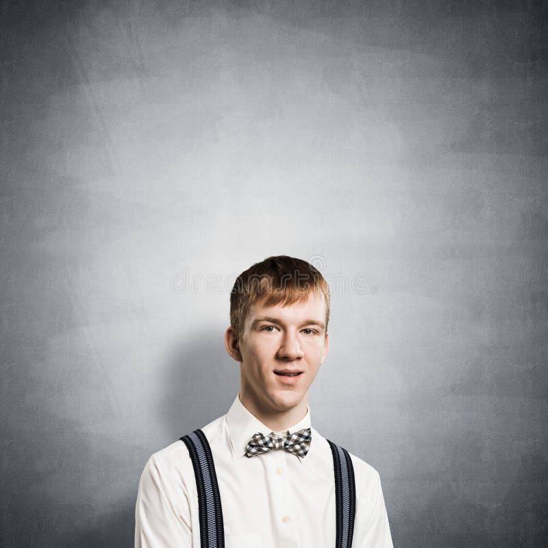 Adolescente sonriente con un aspecto agradable y satisfecho imagen de archivo
