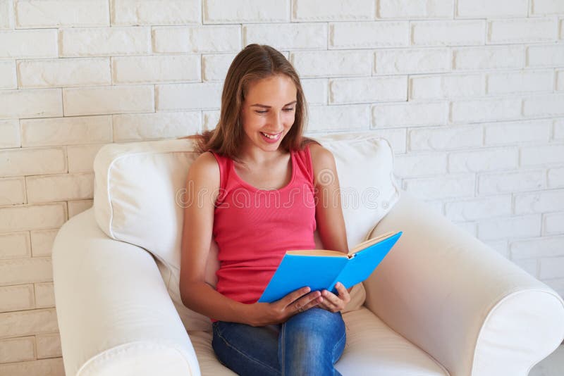 260 Adolescente En La Ropa Interior Blanca Fotos - Fotos libres de regalías de Dreamstime