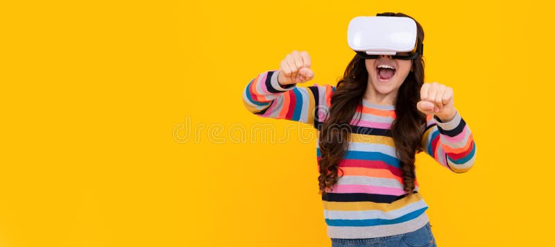 Adolescente Em óculos De Realidade Virtual Com Joystick Jogando Um Jogo De  Sobrevivência Na Selva De Tons Do Futuro Foto de Stock - Imagem de  capacete, inglês: 279735812