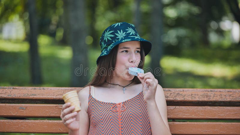 Retrato De Uma Menina De 11 Anos Com Cabelo Comprido. Foto de Stock -  Imagem de povos, loira: 188010592