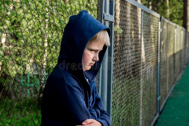 Adolescente triste da virada imagens de stock royalty free Adolescente triste da virada imagens de stock royalty free