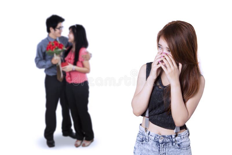 Adolescente triste regardant de jeunes couples image libre de droits Adolescente triste regardant de jeunes couples image libre de droits