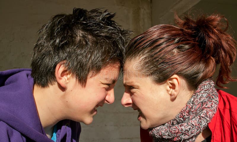 Adolescente turbato e madre immagine stock libera da diritti Adolescente turbato e madre immagine stock libera da diritti