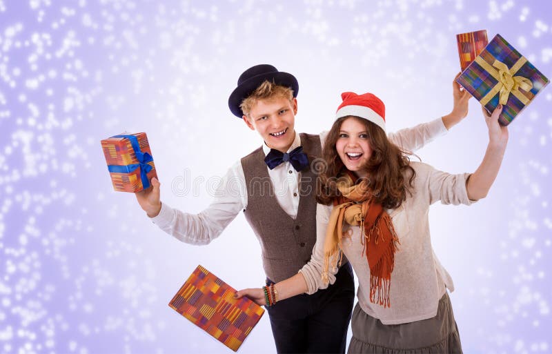 Adolescente y muchacha con los regalos de Navidad imagen de archivo libre de regalías Adolescente y muchacha con los regalos de Navidad imagen de archivo libre de regalías