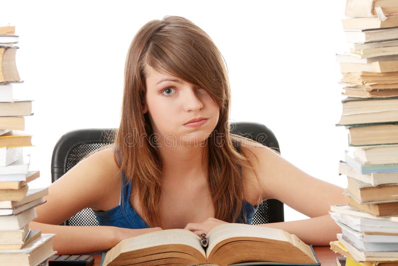 Adolescente étudiant au bureau étant fatigué image stock Adolescente étudiant au bureau étant fatigué image stock