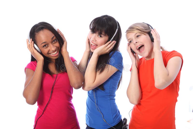 Adolescentes chantant en musique sur des téléphones portables