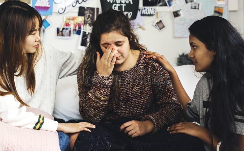 Adolescentes consolant leur ami préoccupé pleurant déprimé