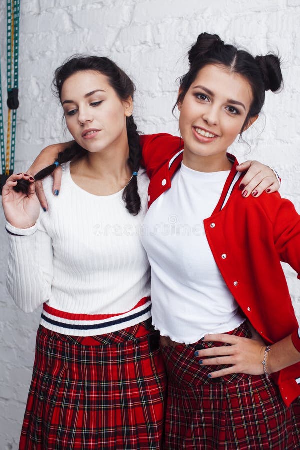 Adolescentes de meilleurs amis ayant ensemble l'apposition d'amusement émotionnelle sur le mode de vie de sourire heureux de meill. Adolescentes de meilleurs amis ayant ensemble l'apposition d'amusement émotionnelle sur le gros plan de sourire heureux de concept de gens de mode de vie de meilleurs amis blancs de fond