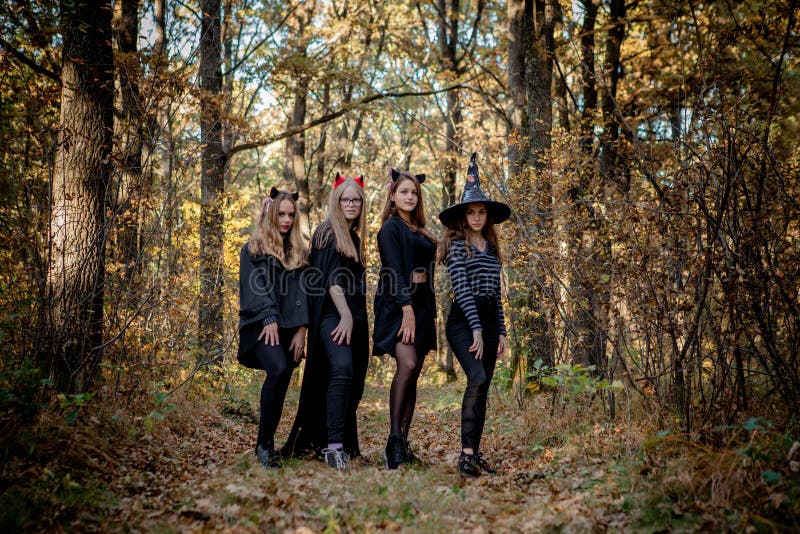 Adolescentes En Disfraces De Halloween En El Bosque Foto De Archivo